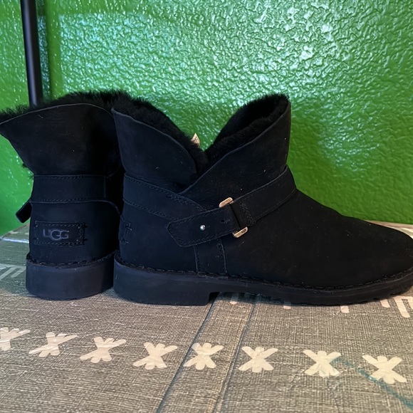 Ugg Aubrielle Boots - Picture 2 of 6